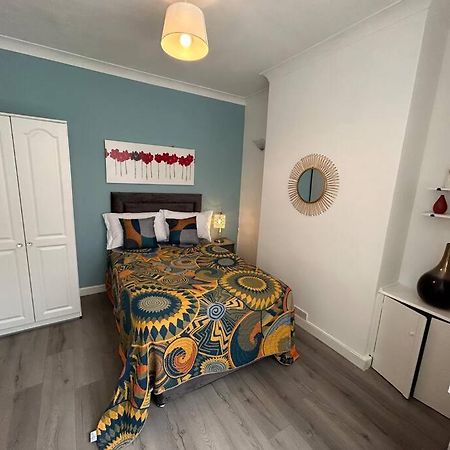 نيوكاسل أندر ليم Spacious Homely 3 Bed Property المظهر الخارجي الصورة