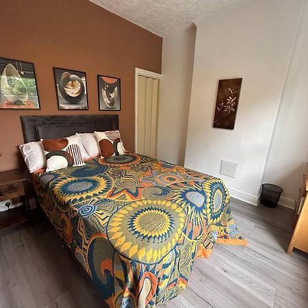 نيوكاسل أندر ليم Spacious Homely 3 Bed Property المظهر الخارجي الصورة